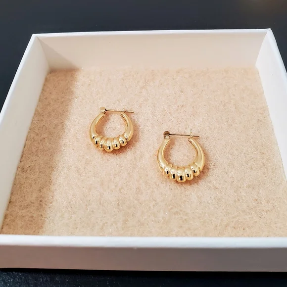 Scalloped Oval Ribbed Huggie Hoop Earrings - 14k Yellow Gold - Vintage - Picture 7 of 9